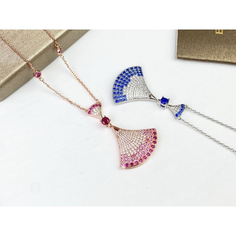 Bo*te*ga venenta necklaces